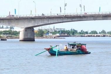Đang đi du lịch với gia đình, người đàn ông lao xuống sông rồi mất tích