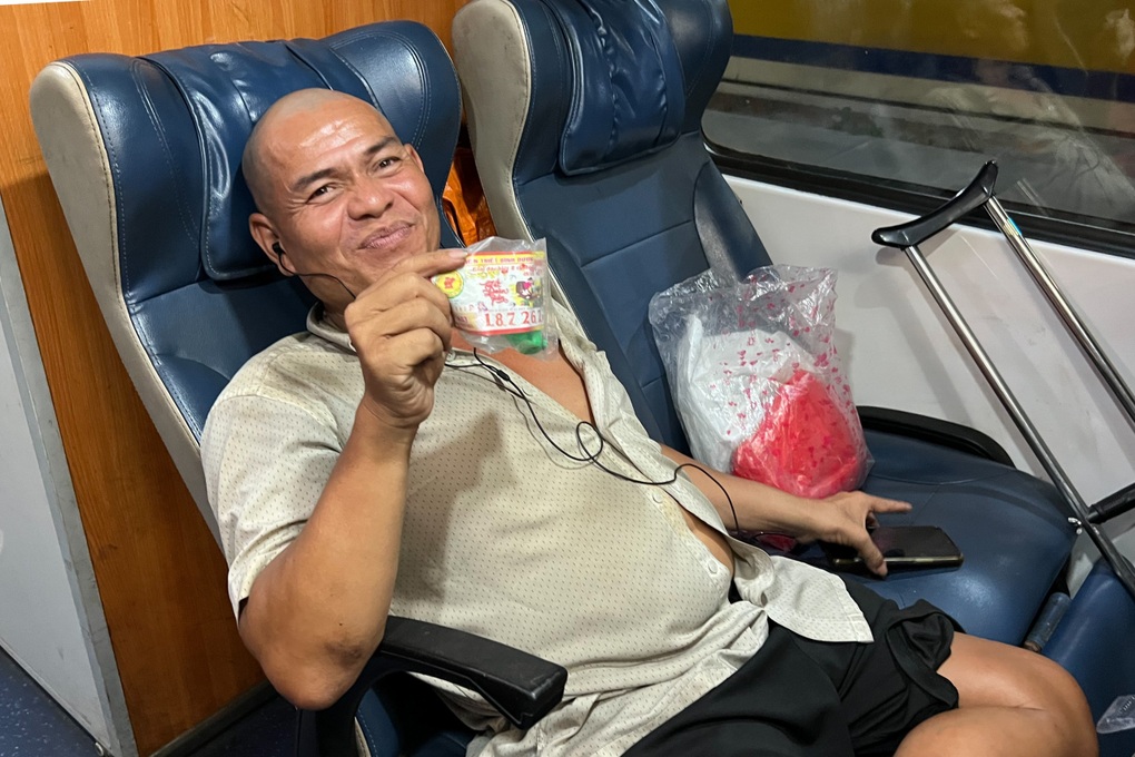 Khách trên chuyến tàu đêm giao thừa: Mượn tiền mua vé để về quê ăn Tết - 9