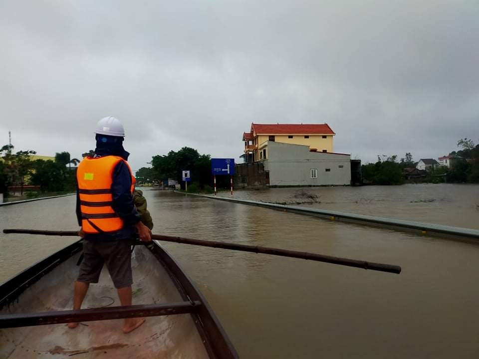 Lũ nhấn chìm làng mạc, hàng ngàn người hoảng loạn chạy lũ trong đêm - 5 Lũ nhấn chìm làng mạc, hàng ngàn người hoảng loạn chạy lũ trong đêm - 5