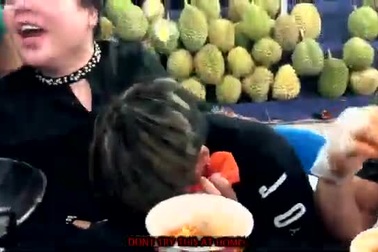 “Học đòi” thử thách ăn mì cay trộn sầu riêng, ca sĩ Malaysia nhận cái kết đắng!