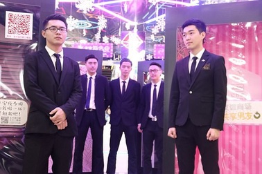 “Mỹ nam” đứng trong thùng kính chờ được tuyển chọn làm… bạn trai