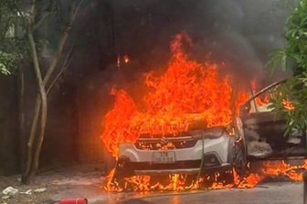 Chủ xe bất lực nhìn ô tô bốc cháy ngùn ngụt trong mưa