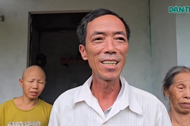 Trao gần 140 triệu đồng tới người phụ nữ ung thư nuôi mẹ già bệnh tật