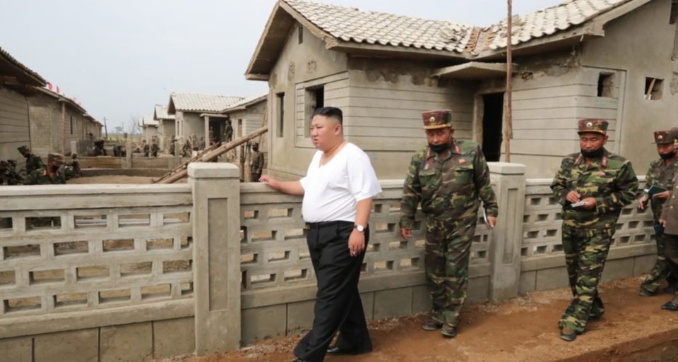 Hình ảnh khác lạ của ông Kim Jong-un khi thị sát vùng lũ - 3 Hình ảnh khác lạ của ông Kim Jong-un khi thị sát vùng lũ - 3