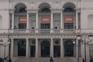 Cùng một em bé, nhưng trong 2 dáng vẻ khác nhau sẽ nhận được sự đối xử khác nhau từ những người xung quanh