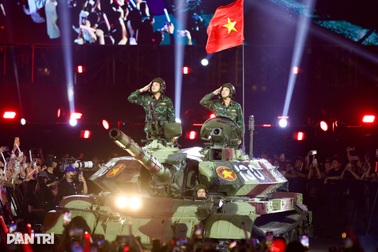 Xe tăng T-54B lần đầu trình diễn trong concert âm nhạc tại Mỹ Đình