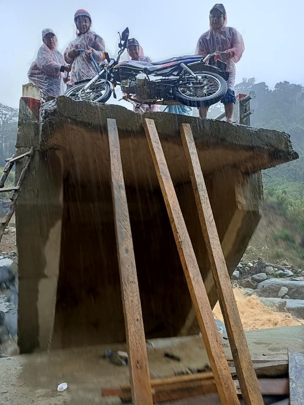 Rùng mình xem cảnh nhóm người vật lộn vượt qua dòng lũ dữ - 2 Rùng mình xem cảnh nhóm người vật lộn vượt qua dòng lũ dữ - 2