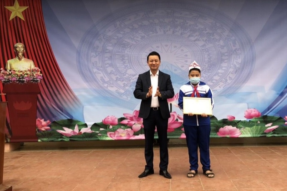 Khen thưởng học sinh lớp 6 nhặt được ví tiền mang trả lại người đánh mất - 1 Khen thưởng học sinh lớp 6 nhặt được ví tiền mang trả lại người đánh mất - 1