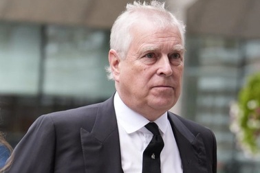 Hoàng tử Andrew từ bỏ tước hiệu Hoàng gia Anh