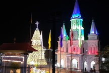 Cây thông Noel cao 18m kết từ 1.000 chiếc nón lá