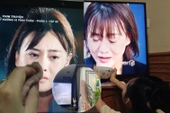 Phương Oanh kể người nhà xem "Hương vị tình thân" ức muốn… ném dép vào tivi