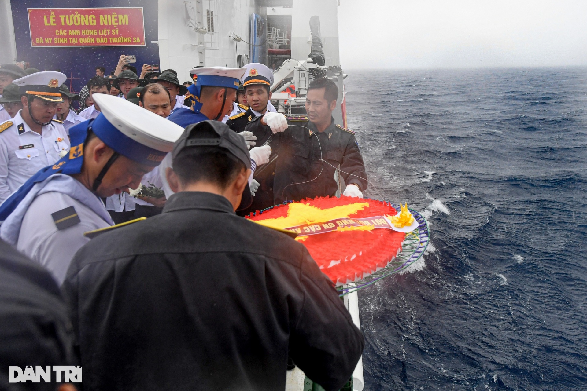 Mưa trắng trời phút tưởng niệm các anh hùng, liệt sĩ hi sinh tại Trường Sa - 9