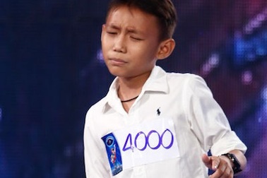 Cậu bé chăn vịt gây xúc động khi thể hiện bài hát dành tặng ba