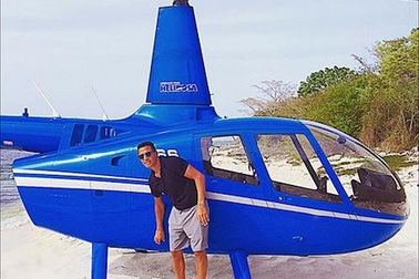 Mỹ nhân, chuyên cơ, xế hộp và lối sống thượng hạng của Alexis Sanchez