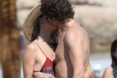 Alessandra Ambrosio diện bikini tình tứ bên bạn trai