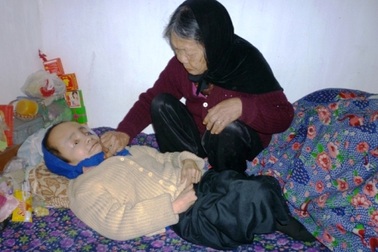 Mẹ già 82 tuổi nuôi con liệt, con điên