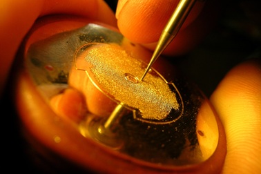 Chế tác mặt số bằng vàng của đồng hồ Speake-Marin