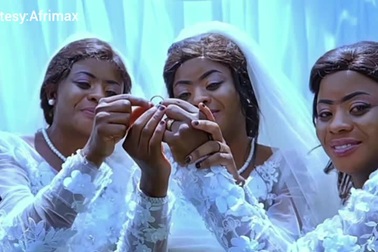 Chàng trai suýt ngất xỉu khi được ba chị em gái cầu hôn cùng lúc