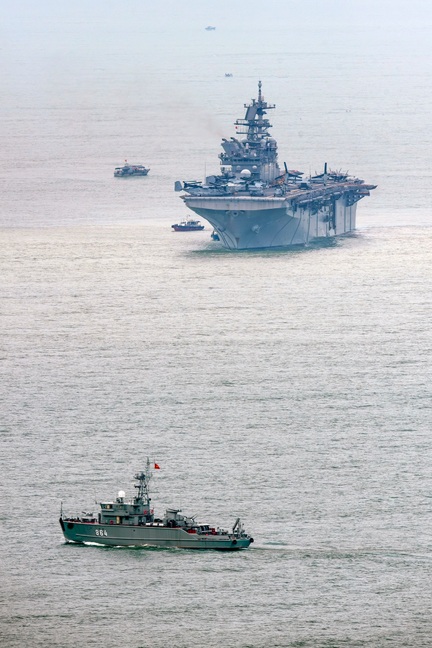 Ngắm siêu máy bay F-35B và dàn trực thăng trên tàu USS Tripoli thăm Đà Nẵng