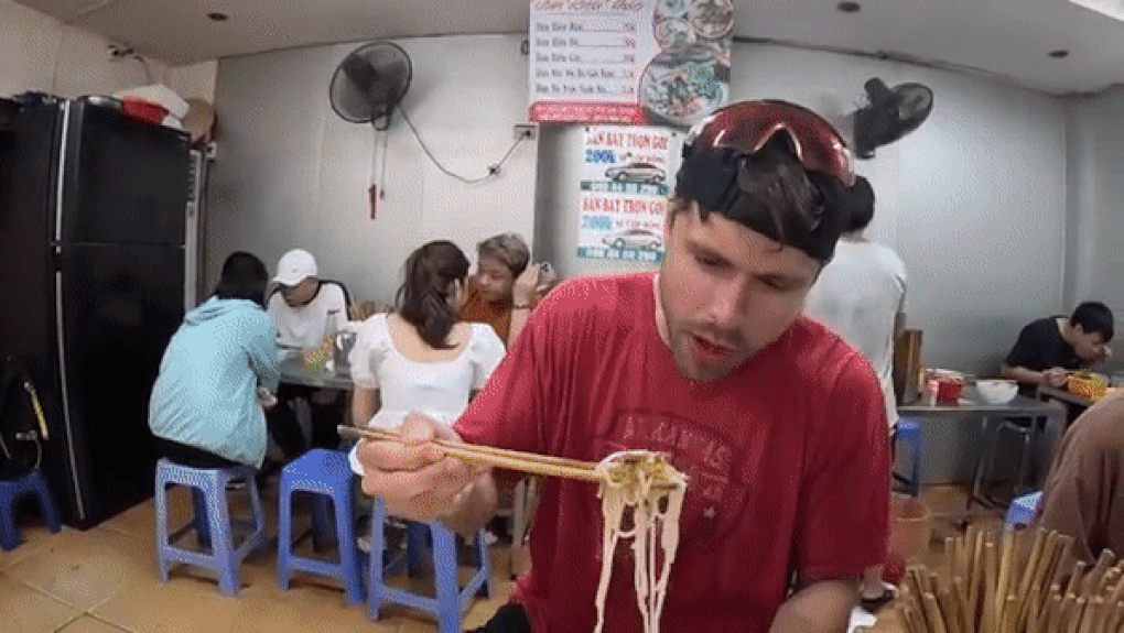Khách Tây mách hàng bún riêu ngon nhất Hà Nội: Giá 35.000 đồng/bát ăn no - 4 Khách Tây mách hàng bún riêu ngon nhất Hà Nội: Giá 35.000 đồng/bát ăn no - 4