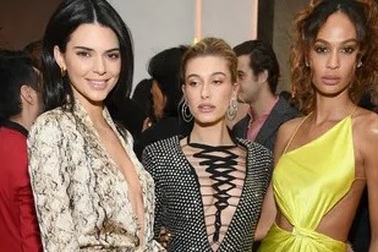 Vợ Justin Bieber bé nhỏ bên các đồng nghiệp