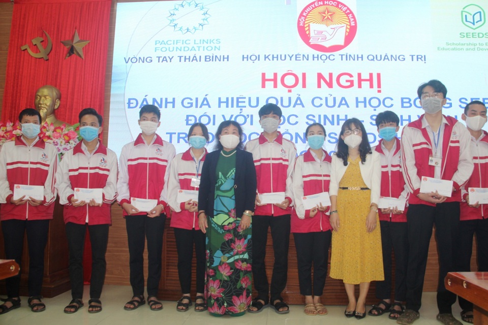 Hỗ trợ hàng trăm triệu đồng tới học sinh khó khăn dịp đầu Xuân - 2 Hỗ trợ hàng trăm triệu đồng tới học sinh khó khăn dịp đầu Xuân - 2