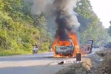 Ô tô cháy rụi khi đang chạy trên đường