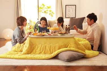 Bàn kotatsu: "Vị cứu tinh" mùa đông của gia đình Nhật
