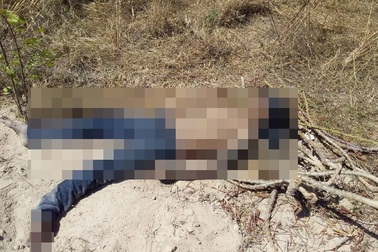 Thi thể nam thanh niên bị bịt mắt bên bờ sông