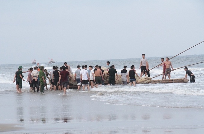 Tìm thấy thi thể hai học sinh bị nước biển cuốn trôi ở Thanh Hóa - Ảnh 1.