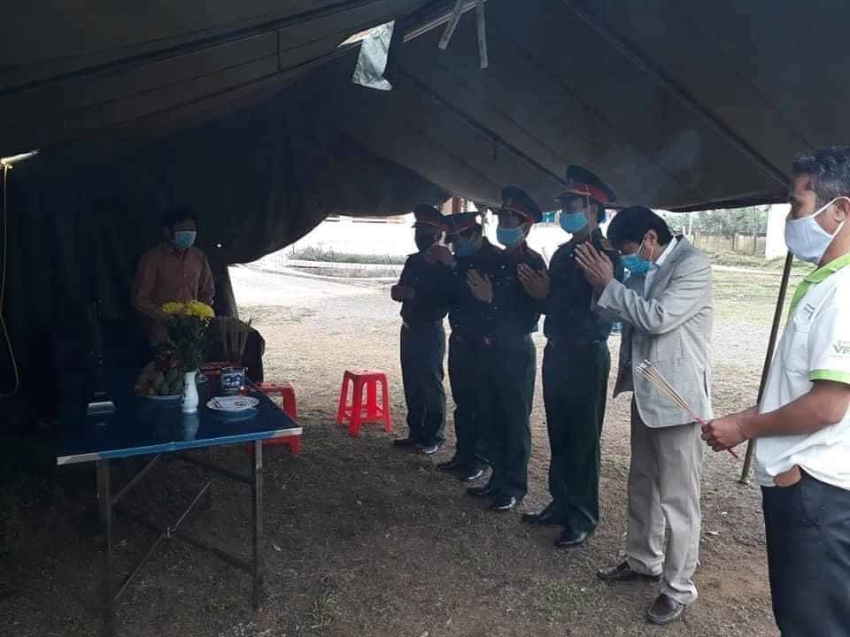Dựng bạt dã chiến, lập bàn thờ chịu tang mẹ ở khu cách ly - 2 Dựng bạt dã chiến, lập bàn thờ chịu tang mẹ ở khu cách ly - 2