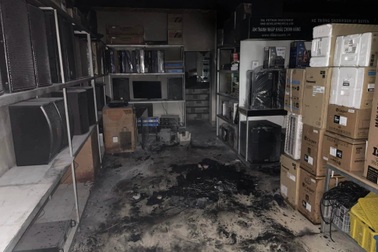 Cảnh sát phá cửa cuốn, cứu người đàn ông bất tỉnh trong đám cháy ở Phú Thọ