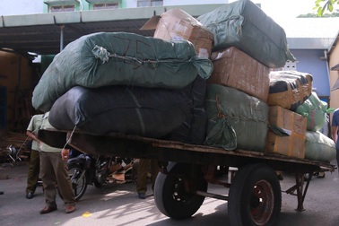 Bắt 10 tấn hàng quần áo, giày dép lậu trên tàu hỏa