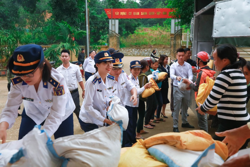 Bộ Tư lệnh Cảnh sát biển cùng nhiều đơn vị tặng quà đồng bào vùng lũ - 2 Bộ Tư lệnh Cảnh sát biển cùng nhiều đơn vị tặng quà đồng bào vùng lũ - 2
