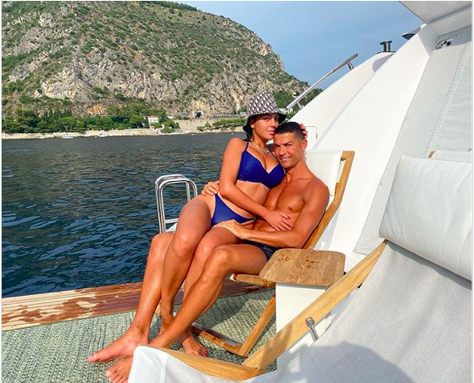 Trổ tài bơi lặn, C.Ronaldo tự phong mình làm... thần biển - 3