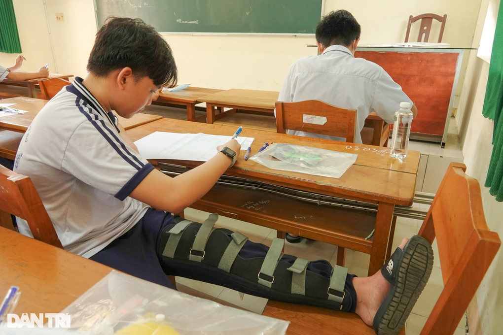 Nam sinh Cần Thơ nén đau chống nạng đi thi vào lớp 10 - 5 Nam sinh Cần Thơ nén đau chống nạng đi thi vào lớp 10 - 5