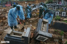 "Đội mưa" lật đá tìm từng ngôi mộ bị vùi lấp tại Đà Nẵng