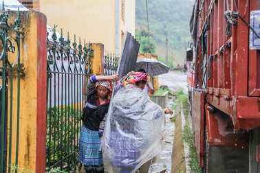 4000 tấm lợp trao tay người dân bị lũ quét tại Mù Cang Chải