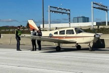 Thót tim cảnh máy bay hạ cánh khẩn cấp xuống cao tốc 10 làn