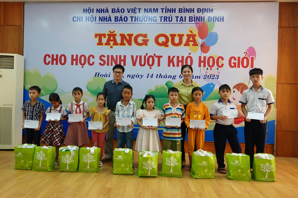 Trao 150 suất quà đến học sinh nghèo vượt khó - 1 Trao 150 suất quà đến học sinh nghèo vượt khó - 1