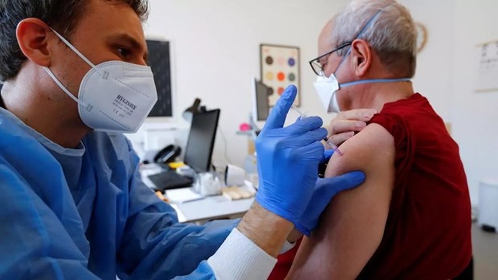 Dịch Covid-19 ngày càng căng thẳng, Đức cấm cửa người chưa tiêm vaccine - 1 Dịch Covid-19 ngày càng căng thẳng, Đức cấm cửa người chưa tiêm vaccine - 1