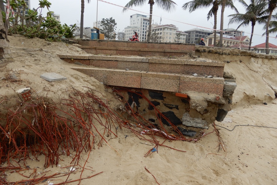 Bờ biển Đà Nẵng sạt lở kinh hoàng, đe dọa nhiều khu nghỉ dưỡng - 4