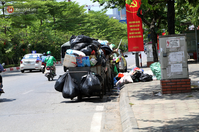 Ảnh: Đường phố Hà Nội ngập trong biển rác, nhiều người dân phải di tản vì phát ốm với mùi hôi thối - Ảnh 13.