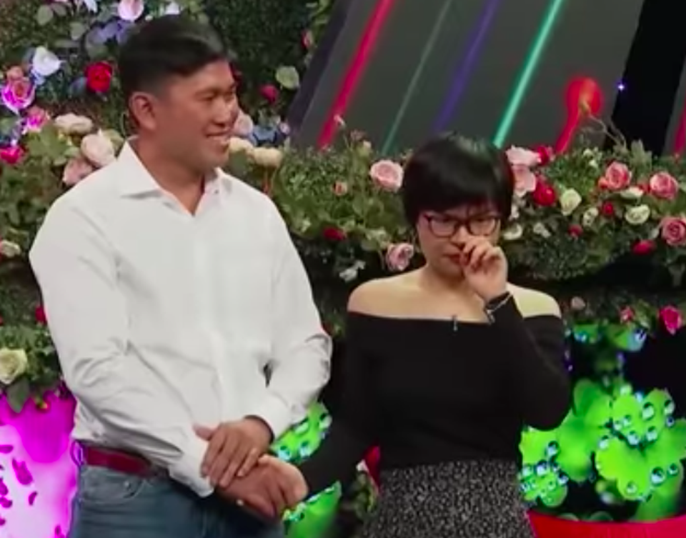 Cô gái ế từ trong bụng mẹ ế ra phát khóc vì đối tượng hẹn hò hôn trộm - 4 Cô gái ế từ trong bụng mẹ ế ra phát khóc vì đối tượng hẹn hò hôn trộm - 4
