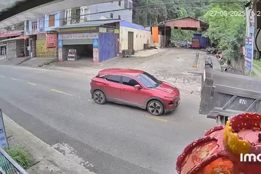 Xe con húc đuôi xe tải vì không giữ khoảng cách an toàn