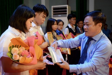 Tuyên dương 320 tân sinh viên là con công nhân khó khăn, học giỏi