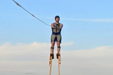 Lướt ván cực đỉnh trên cà kheo cao tới… 3,35m