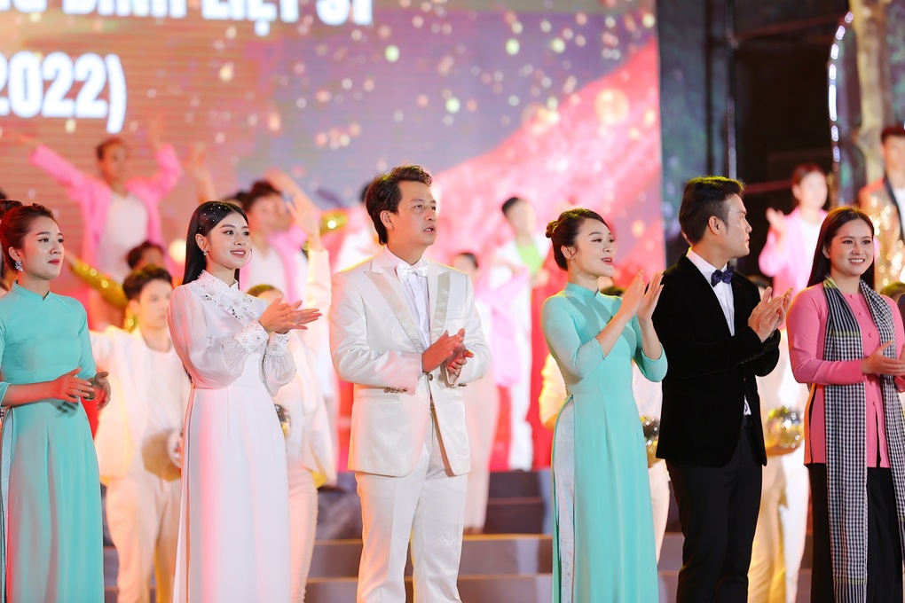 Sao Mai Thu Hằng hát tưởng nhớ, tri ân các anh hùng, liệt sĩ - 4 Sao Mai Thu Hằng hát tưởng nhớ, tri ân các anh hùng, liệt sĩ - 4
