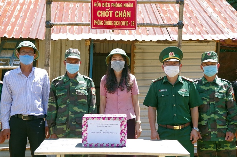 Thăm, tặng quà chiến sĩ biên phòng chốt chặn biên giới Việt - Lào - 2 Thăm, tặng quà chiến sĩ biên phòng chốt chặn biên giới Việt - Lào - 2