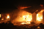 Cả khu chợ cháy dữ dội, hàng tỷ đồng ra tro